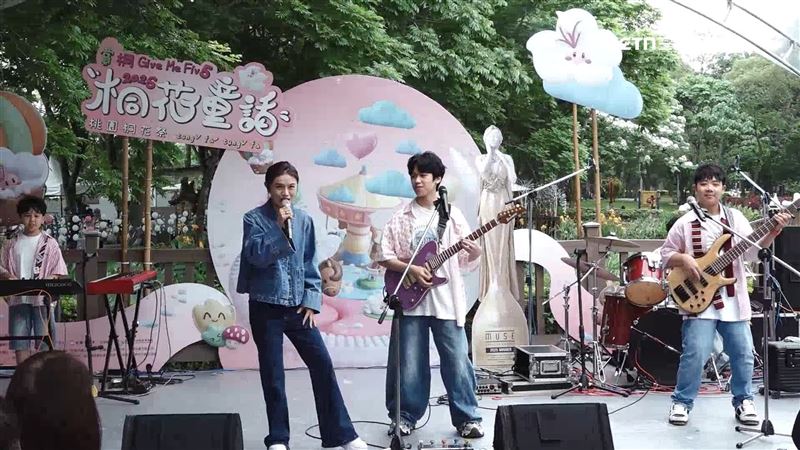 現場邀請人氣歌手炒熱氣氛