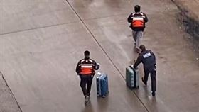 遲到旅客行李被搬下船，未能登船隨行。（圖／翻攝自探索星號郵輪分享區臉書）