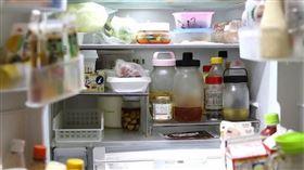 不少民眾習慣將各類食品與保健品一股腦放入冰箱保存，認為低溫即可延長保存期限。（示意圖／photoAC）