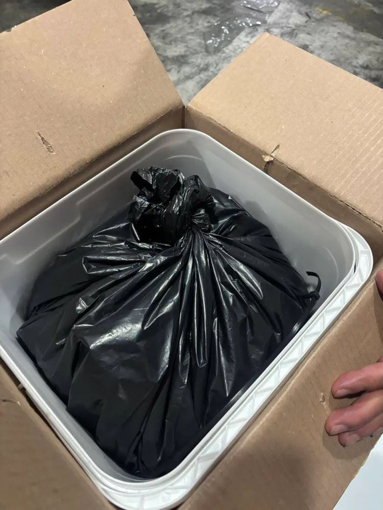 檢方強調，此案顯見國際毒梟利用外籍人士、轉機貨運進行多點迂迴運毒的手段日益翻新。目前檢調正持續追查 R 男手機內的通訊紀錄，嘗試勾勒出該販毒集團在台的下線通路與幕後首腦。（圖/桃園地方檢察署提供）