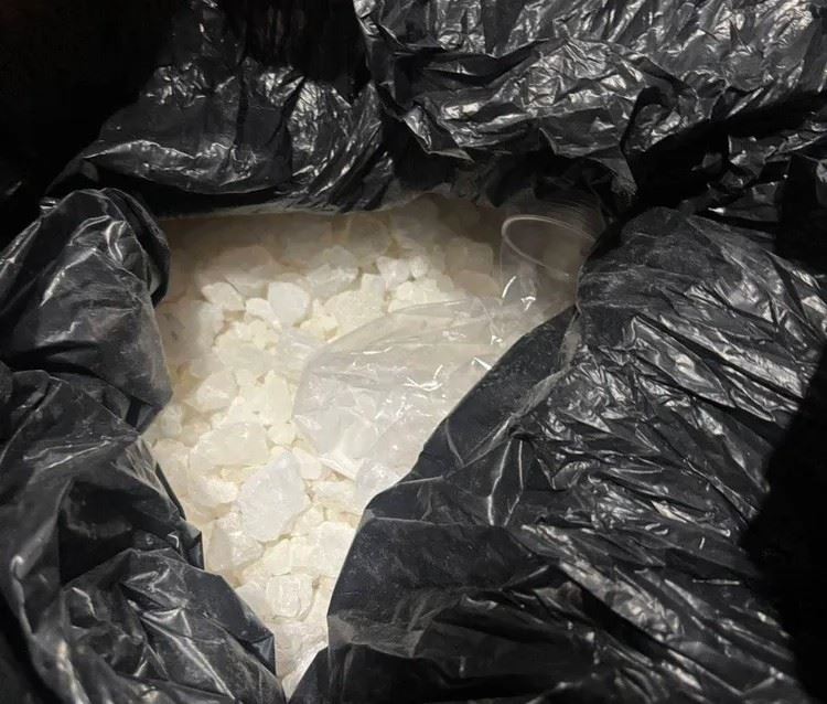 桃園地方檢察署日前也偵結市值約新台幣3億元愷他命走私案，廖男、陳男及蔡男3人與不詳人士共謀，於114年12月7日自德國法蘭克福空運84箱申報為玻璃纖維貨物來台，抵台後立即遭關務署台北關發現夾藏重512.69公斤第三級毒品愷他命。（圖/桃園地方檢察署提供）