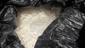 園地方檢察署9日偵結市值約新台幣3億元愷他命走私案，廖男、陳男及蔡男3人與不詳人士共謀，於114年12月7日自德國法蘭克福空運84箱申報為玻璃纖維貨物來台，抵台後立即遭關務署台北關發現夾藏重512.69公斤第三級毒品愷他命。（圖/桃園地方檢察署提供）