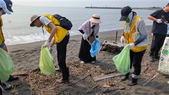 台電率團赴林園淨灘　狂清1.5噸海廢
