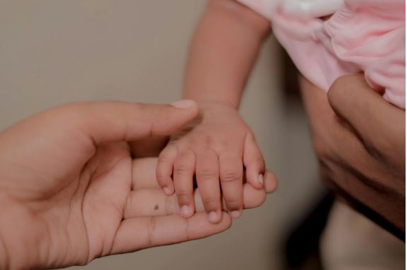 兒科急診醫師吳昌騰分享難忘案例，指出在診間「太安靜的孩子」往往潛藏最致命的危機。（示意圖，非當事人／Pexels）