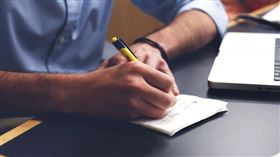 排班制與週休二日成為常見工作型態，引發討論。（示意圖／Pixabay）