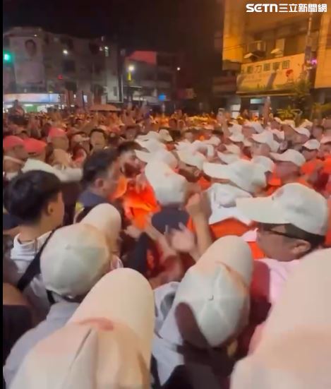 一群穿著橘色上衣的群眾疑似因接駕糾紛，竟與維安警力發生衝突，爆發近幾年最嚴重的肢體衝突。（圖／翻攝畫面）