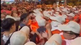 新/大甲媽彰化爆衝突 橘衣男圍毆多警掛彩（圖／翻攝畫面）