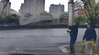 有片／行人女走車道　遭停車場柵打臉