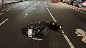 高雄,高雄市,大寮區,機車,水溝,男子,馬路,自撞,脫困,送醫。（圖／翻攝畫面）