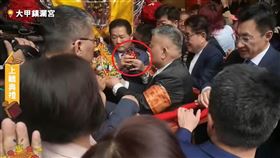 大甲媽起駕前出事了！千里眼神像重摔落地。(圖/翻攝自大甲鎮瀾宮直播)