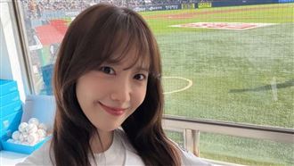 潤娥三度站韓職投手丘　35歲凍齡神顏驚人