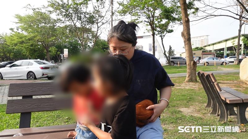 「那是因為弟弟太想趕快下來跟我們玩，所以忘記把耳朵拿下來、裝好就衝下來了！」面對哥哥們的疑問，李小姐選擇以溫柔且充滿想像力的方式，將小耳症轉化為生命中勇敢且浪漫的印記。她不避諱、不遮掩，將這份「不一樣」視為品品獨特的特徵，就像身上的一顆痣那般自然