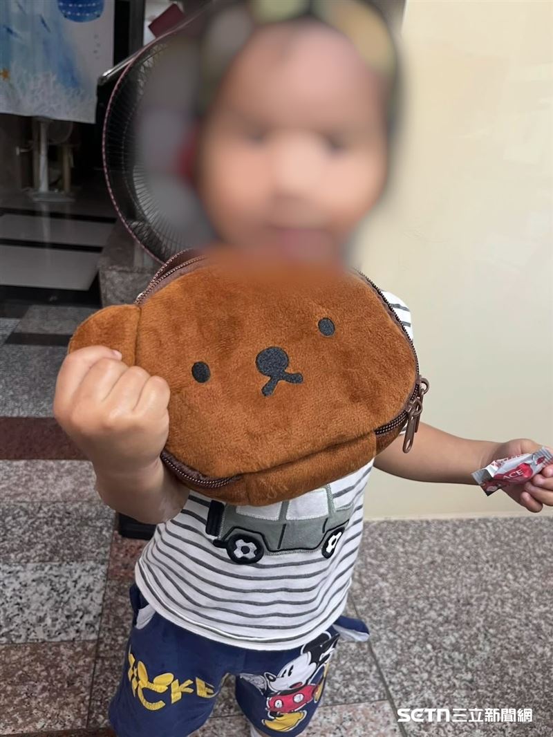 李小姐拍下小耳症兒子「品品」收到獨耳Boris開心的模樣，她說，品品非常喜歡新朋友，現在幾乎和它形影不離。（圖／受訪者授權提供）