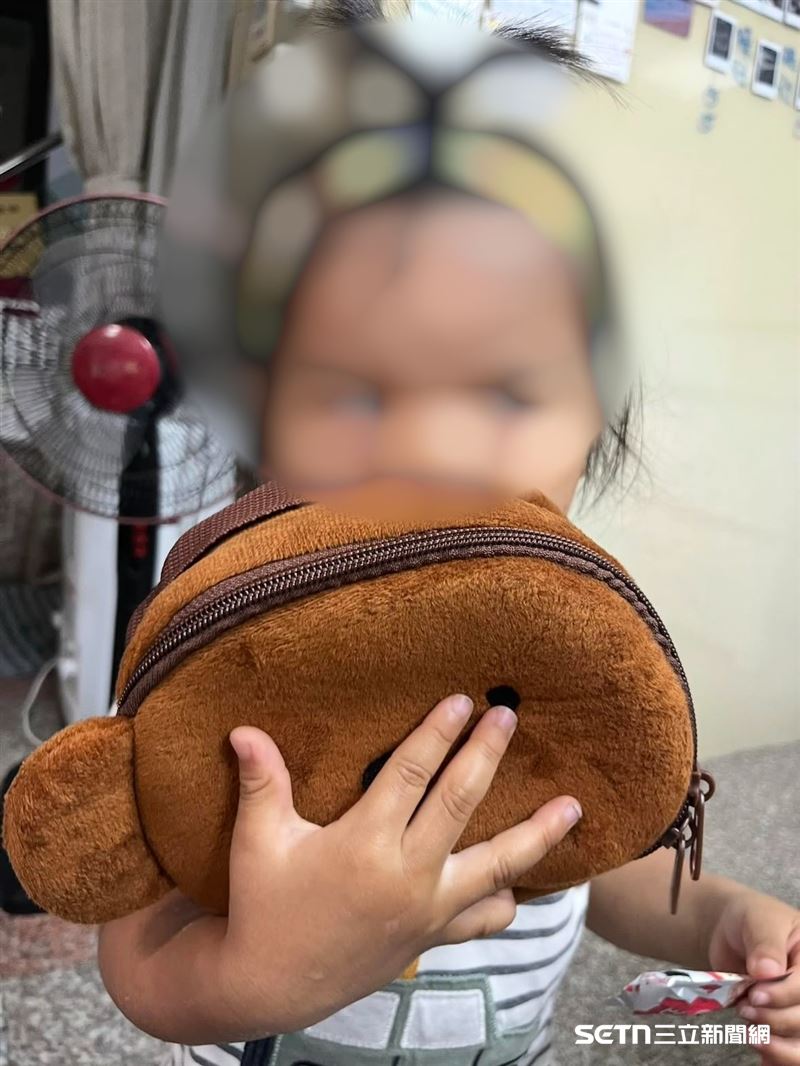 品品受訪當天還可愛地向記者介紹自己的好朋友「獨耳Boris熊」的名字叫「熊」，還不斷地表示非常喜歡它。品品甚至很呵護這位朋友，玩沙後怕把熊弄髒，非常小心翼翼，甚至拜託媽媽幫他拿，這純真的模樣讓人看了非常動容和療癒。（圖／受訪者授權提供）