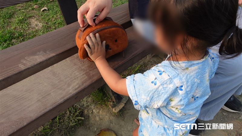 歷經一年的時間才漸漸走出低潮和自我懷疑，李小姐感性地說，也許是他們一家很幸運，也許是現在社會風氣的改變，至今她從未遇到有人因為品品的小耳症口出惡言或帶有敵意等，反而是頻頻讚美品品很可愛、很乖。（圖／記者張雅筑攝）