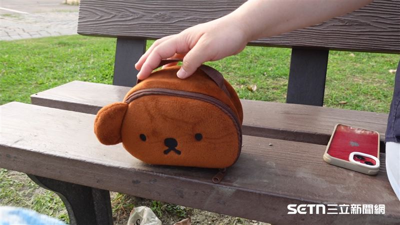 女網友將這隻「獨耳Boris熊造型化妝包」分享到Threads上，本來是篇傷心的抱怨文，沒想到大家紛紛歪樓，留言安慰她說：「這其實是隱藏款」、「沒關係這是最特別的只屬於你」、「世界唯一恭喜你」等，大家的正向回應，讓女網友備感溫暖，瞬間覺得沒有那麼難過了。（圖／記者張雅筑攝）