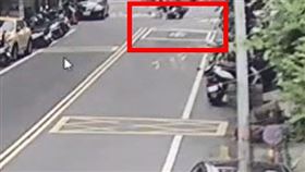 王翁騎車撞及楊姓父子瞬間。（圖／翻攝畫面）