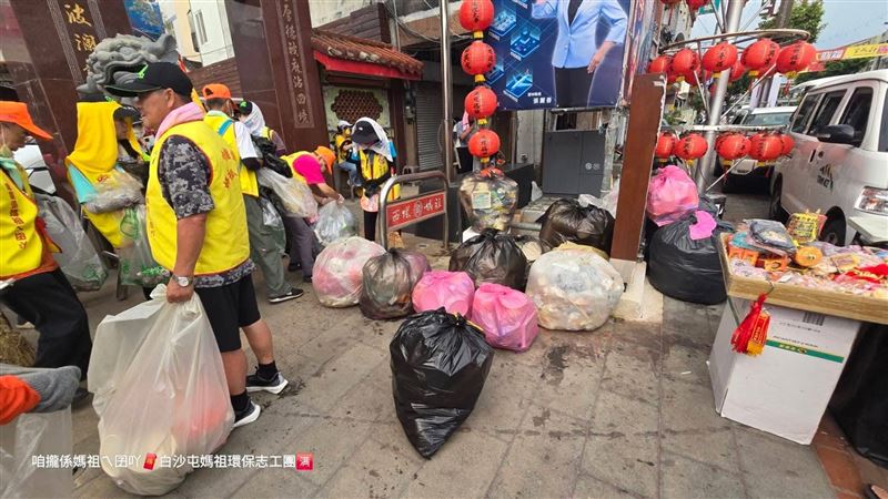 白沙屯媽祖進香人數創新高，沿路垃圾問題引發民怨，環保志工團隨行整理。（圖／翻攝白沙屯媽祖全球徒步聯誼會臉書）