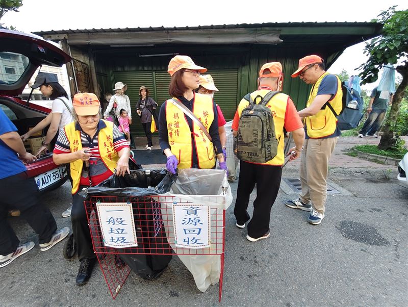白沙屯媽祖進香人數創新高，沿路垃圾問題引發民怨，環保志工團隨行整理。（圖／翻攝白沙屯媽祖全球徒步聯誼會臉書）
