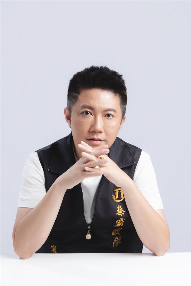 近來爭議不斷的公益網紅「賓賓哥」近期仍持續投入關懷行動，分別前往屏東與台中探訪多名生活陷入困境的獨居個案，提供現金援助與物資支持。（圖／翻攝自賓賓哥FB）