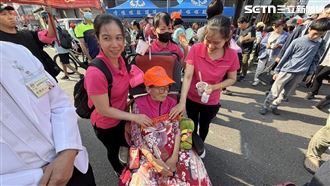 堅持20年！85歲嬤「坐輪椅追媽祖」鑽轎腳