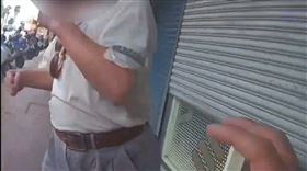 江男違規穿越馬路，卻情緒激動怒嗆員警「XX娘」，甚至動手揮拳攻擊。（圖／翻攝畫面）