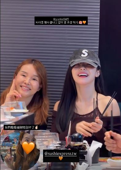 一名網友於昨（18）日在社群平台Threads分享，自己到連鎖迴轉壽司店爭鮮用餐時，意外發現李多慧（右）就坐在隔壁座位，讓他當場又驚又喜。左為李多慧媽媽。（圖／翻攝自李多慧IG限時動態）