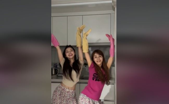 李多慧（左）也幽默回應：「助理姐姐...就是我的媽媽...哈哈哈哈哈哈哈。」親自揭曉「助理」其實是媽媽（右）本人。（圖／翻攝自李多慧FB）