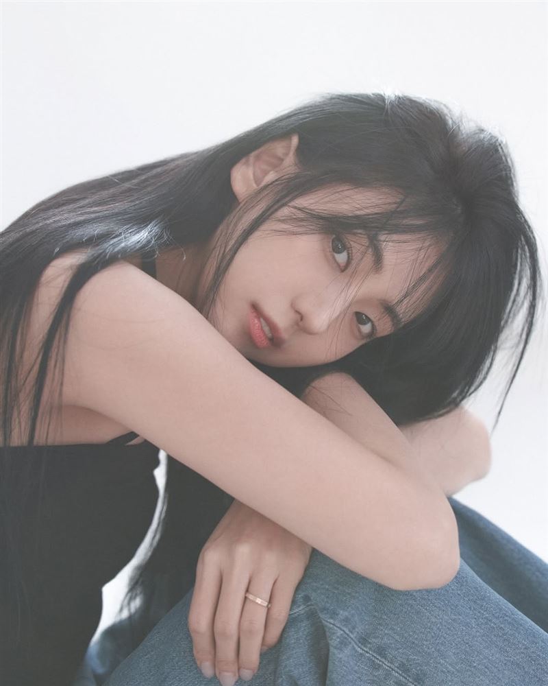 韓國主流媒體未報導Jisoo哥哥爭議，僅報導姐姐金智允擁有「洋娃娃般的外貌」相關新聞。（圖／翻攝自IG @jiyyoon_s2）