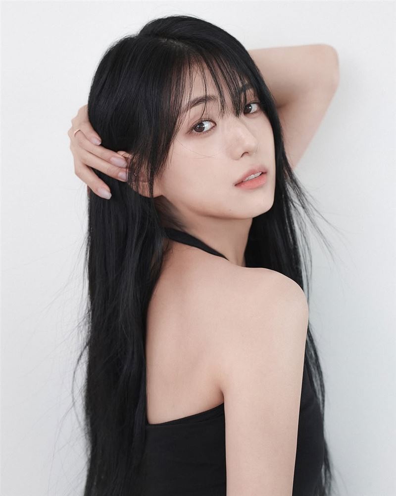 金智允早在Jisoo出道前就因亮眼外型受到關注。（圖／翻攝自IG @jiyyoon_s2）