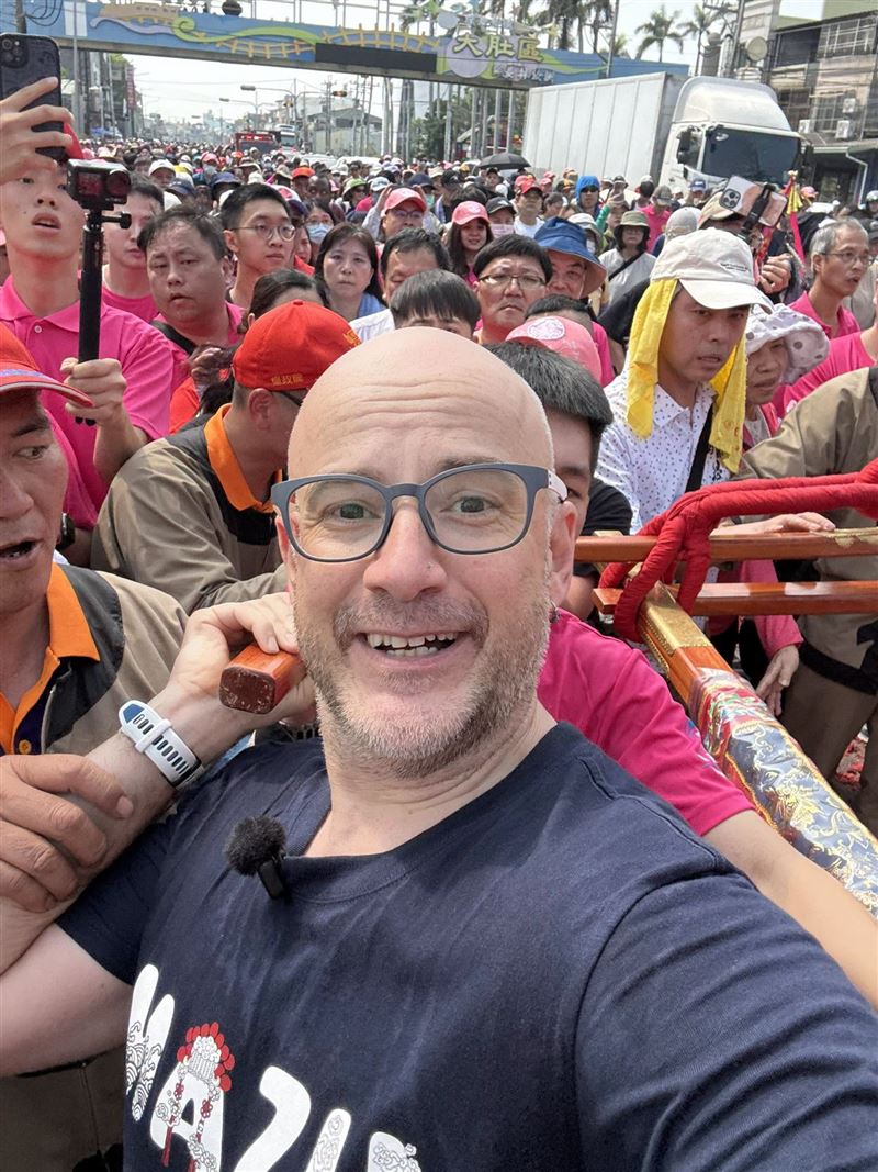 吳鳳扛到媽祖神轎。（圖／取自吳鳳臉書）