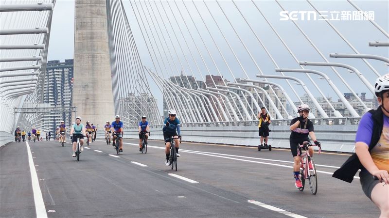 淡江大橋預計5月12日開通，近5年淡水、八里房價漲幅皆超過3成6，專家指出，淡江大橋開通後，交通利多除可支撐房市，還能帶動觀光人潮。（圖／記者陳韋帆攝影）