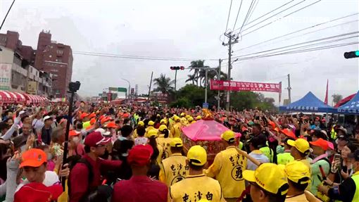 台中2歲童墜樓命危　試管媽奔白沙屯祈福