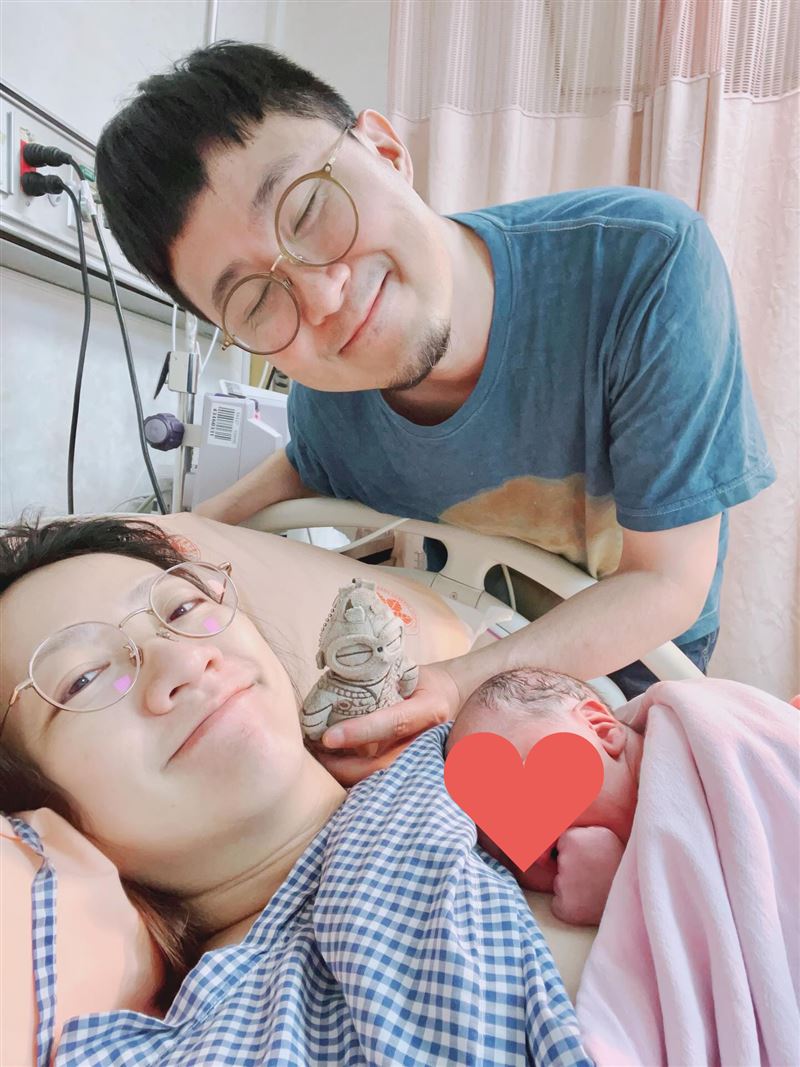 范宸菲曬出一家三口合照。（圖／翻攝自范宸菲臉書）