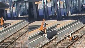 女子低頭看手機，直接失足落軌。（圖／翻攝自Pomorska Kolej Metropolitalna臉書）