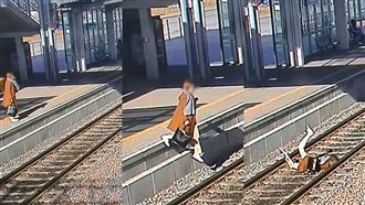 邊等火車邊講電話　女子下秒走出月台墜軌