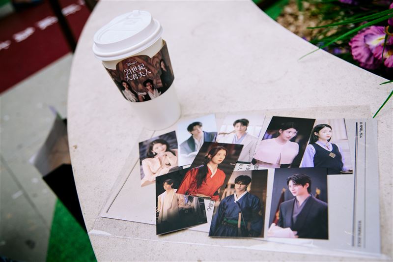 韓劇《21世紀大君夫人》限量主題小卡。（圖／Disney+提供）