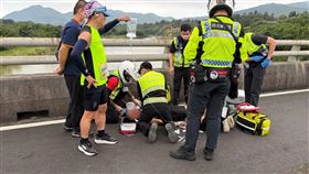 新北貢寮「鐵道馬拉松接力賽」，謝男疑因癲癇發作，突然吐血倒地昏迷，送往基隆長庚醫院救治。（圖／翻攝畫面）