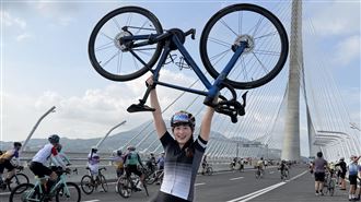 魏華萱淡江大橋騎單車：像日本島波海道！