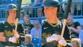 有球迷在場邊揉女伴的胸部。（圖／翻攝自X）