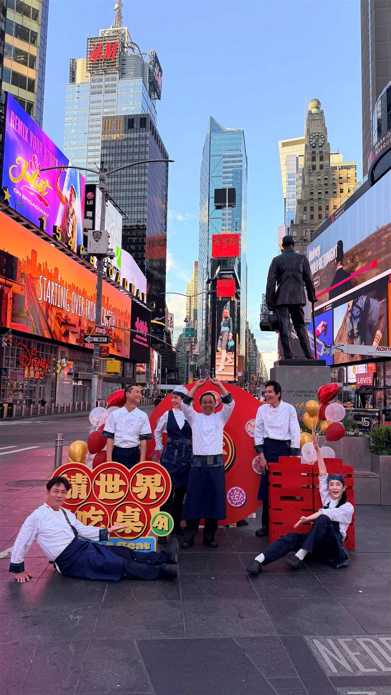 陳隨意（左起）、浩子、隋棠、阿燦師、藍正龍、千千