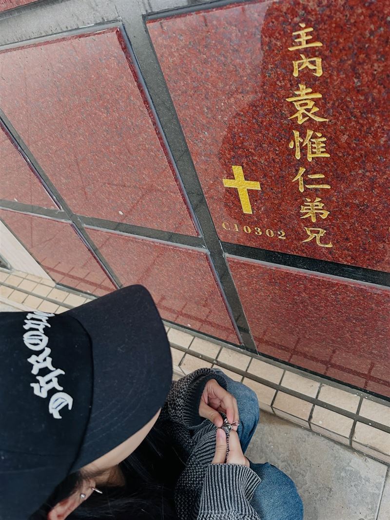 陸元琪帶著兒女前往北海岸祭拜袁惟仁。（圖／翻攝自陸元琪臉書）