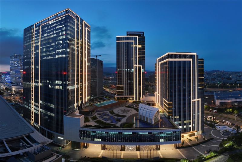 台北南港大地雅詩閣酒店外觀夜景，結合現代建築設計與國際品牌風格，展現南港新興商業區的城市天際線。（圖／飯店旅宿業者提供）