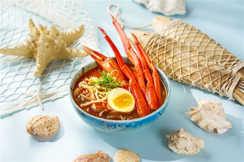 松葉蟹蝦湯拉麵為嚴選松葉蟹與鮮蝦慢火熬製湯頭，風味濃郁鮮甜，搭配現煮拉麵呈現層次豐富的海味精華，為敘日全日餐廳「沖繩假期‧海味盛宴」期間限定的現點現做招牌料理之一。（圖／飯店旅宿業者提供）
