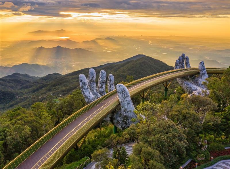越南著名的佛手大橋，在雲霧繚繞間飽覽巴拿山絕美山景。（圖／飯店旅宿業者提供）