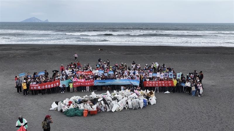大同公司愛護地球，於18、19日進行淨灘活動，總共清出2280公斤垃圾。（圖／大同公司提供）