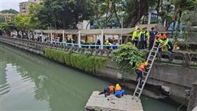 基隆一名婦人不慎墜入田寮河溺水，被救起時口吐白沫明顯死亡。（圖／翻攝畫面）