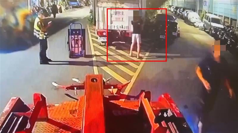 謝男操作升降尾門。（圖／翻攝畫面）