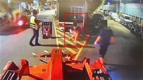 小貨車尾門突砸下傷到謝男。（圖／翻攝畫面）