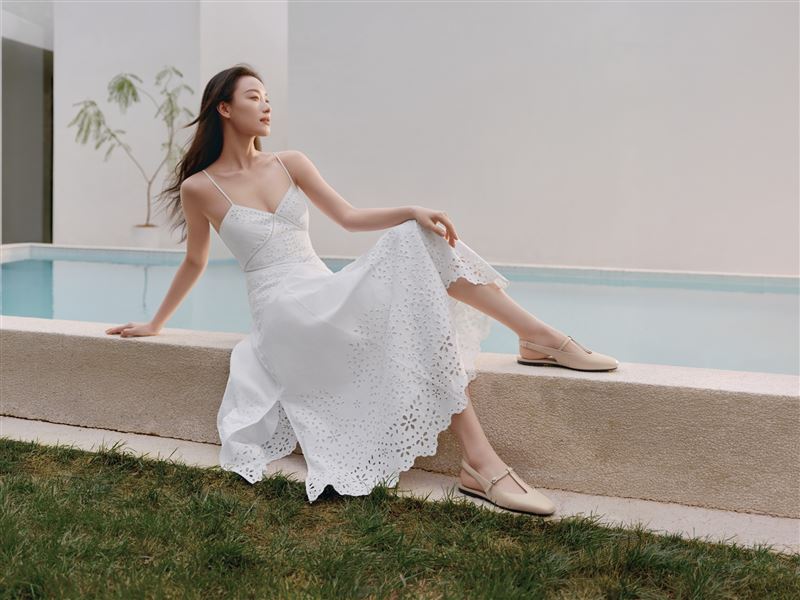 ECCO今年再度邀倪妮演繹全新鞋履系列，以自然從容的姿態詮釋女性在不同生活場景中的多元樣貌。（圖／品牌業者提供）